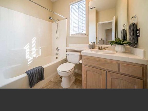 4th image of 1072 E Monticello Cir