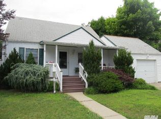 309 Pleasantview Ct, Copiague, NY 11726