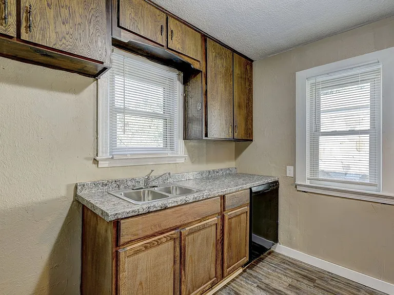 1713 N Page Ave — Photo 16