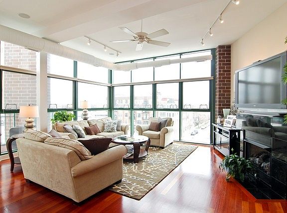 2nd image of 1623 W Melrose St #503