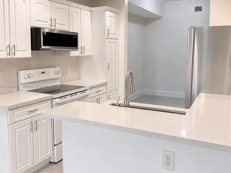 16341 Malibu Dr #19 — Photo 4