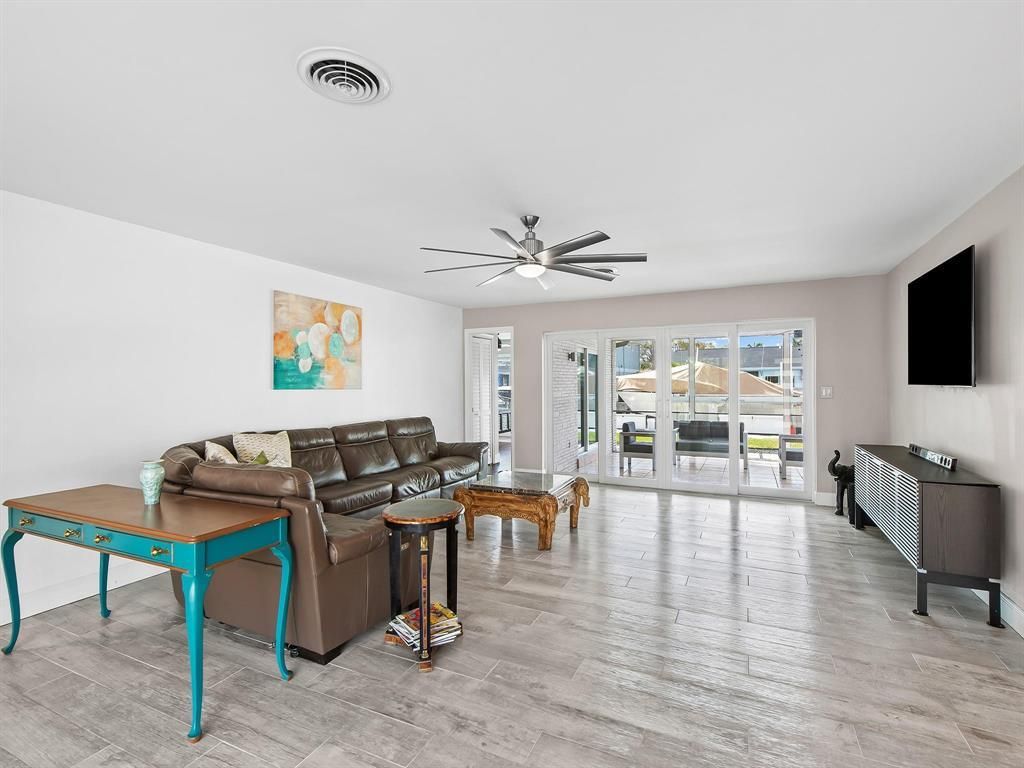 300 SE 10TH Street, photo 6