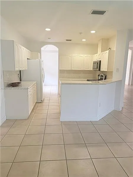 4 bed, 2459 sqft, $4,500 — Photo 3