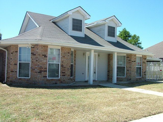 1st image of 2905 Oak Dr