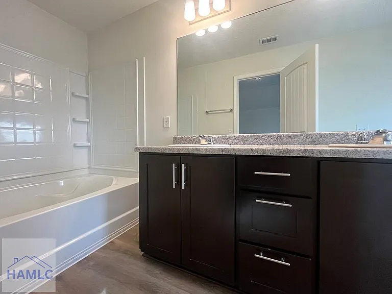 100 Centennial Ct — Photo 16