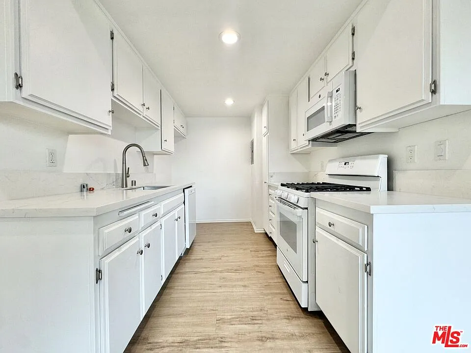 12235 Magnolia Blvd #306