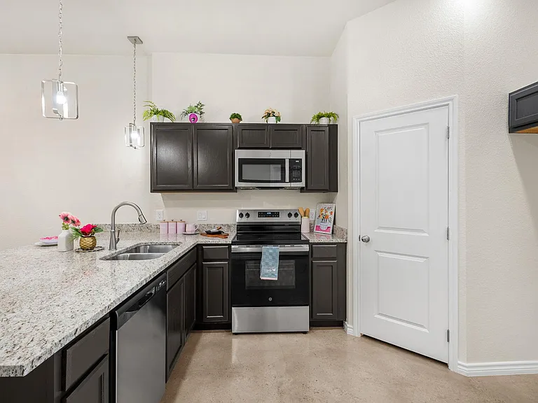 410 W Avenue C — Photo 11