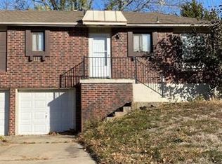2300 NW Yorkshire Dr, Blue Springs, MO 64015