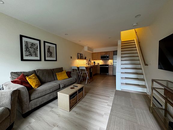 3rd image of 297 College St #7C