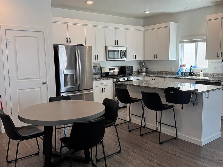 431 W 85 S — Photo 2