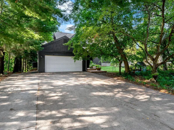 388 Nottingham Dr, Circle Pines, MN 55014