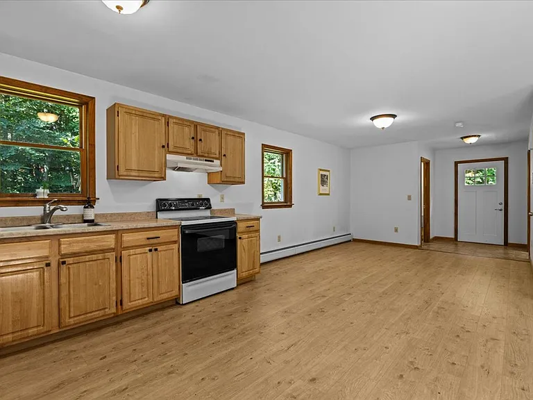 1672 Sweet Hollow Rd — Photo 17