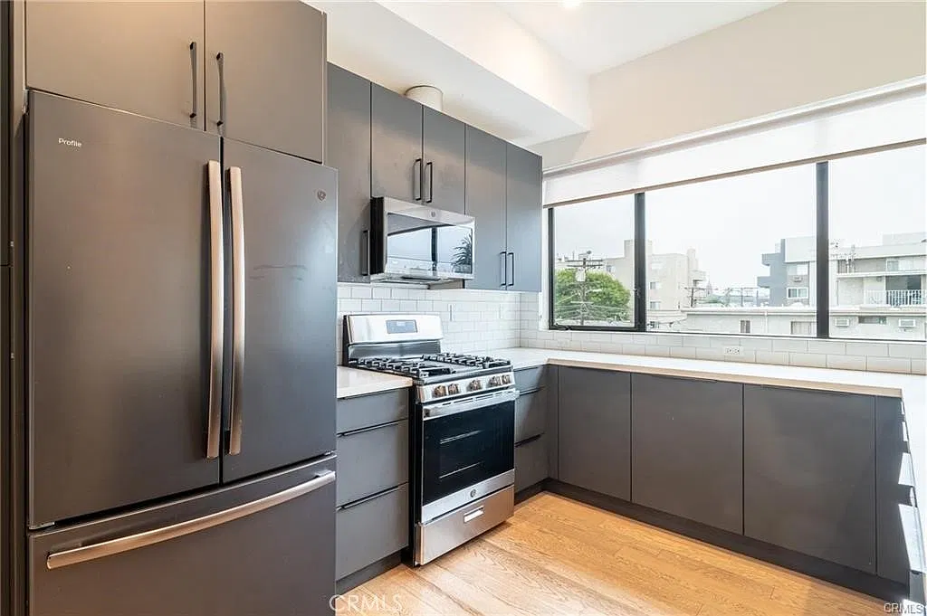 3 bed, 2.5 bath, 2180 sqft, $5,900 — Photo 2