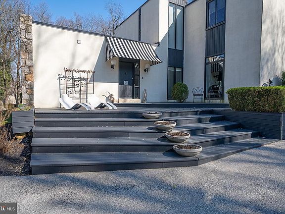 3rd image of 1335 Valley Rd