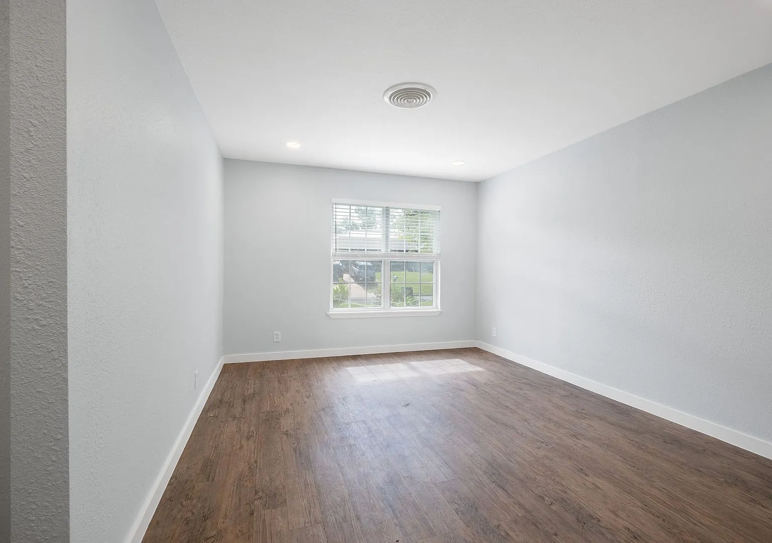Modernized 3 Bedroom Home Near Mueller ~ Huge Backyard & Deck — Photo 4
