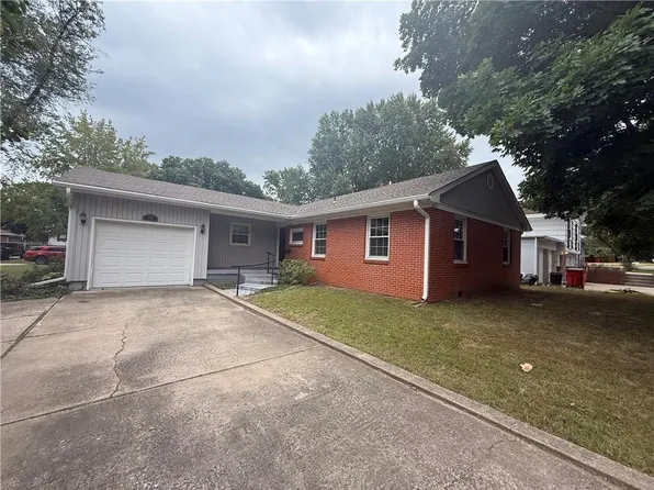 75 Ussery Dr, Lexington, MO 64067