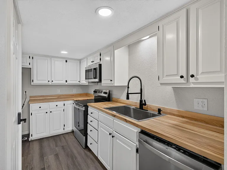1030 E Elm St — Photo 12