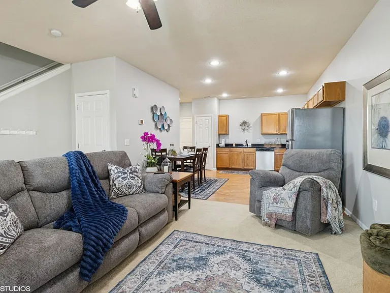 284 SE Booth Ave — Photo 6