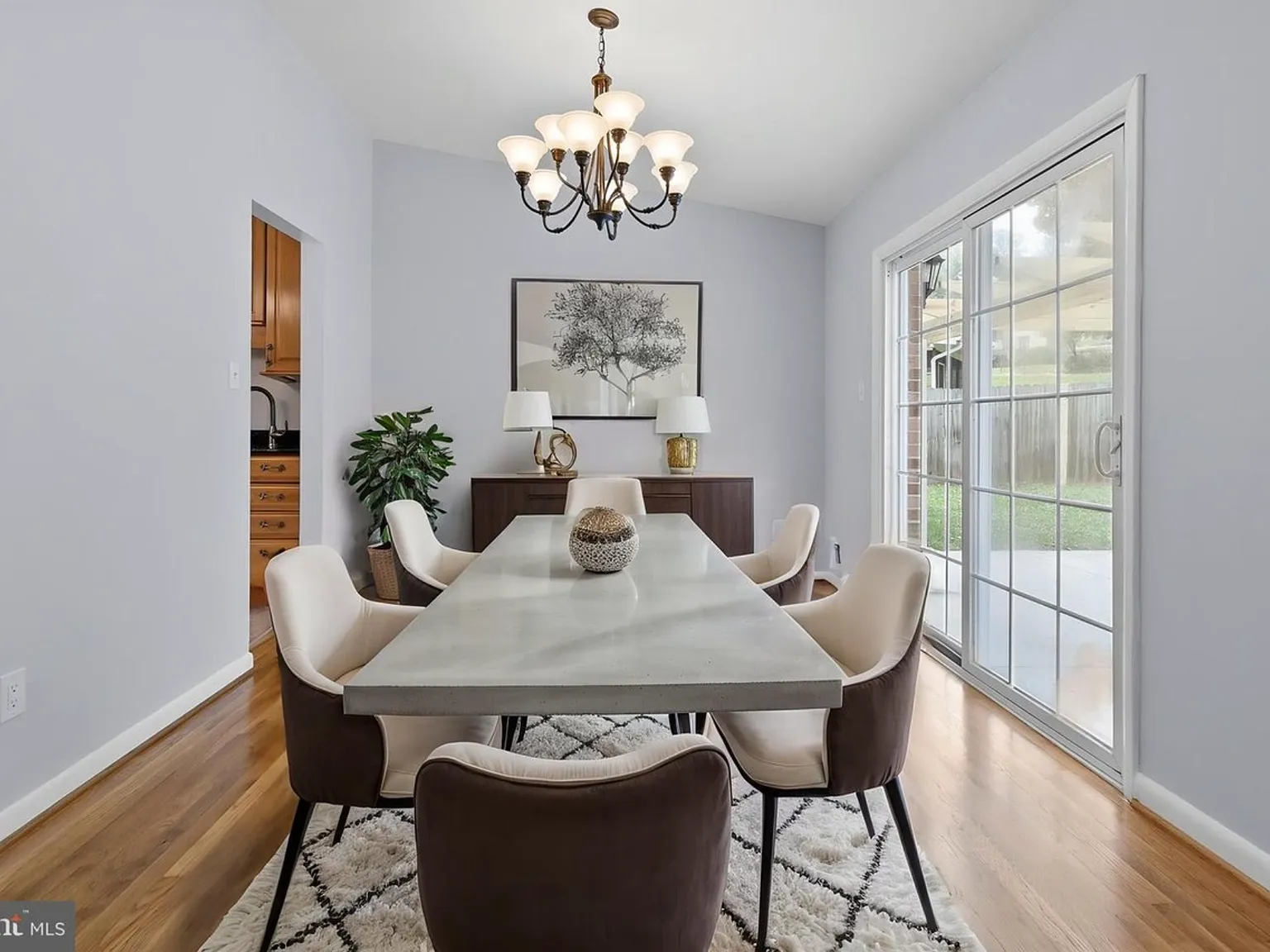 5 bed, 3021 sqft, $4,000 — Photo 3
