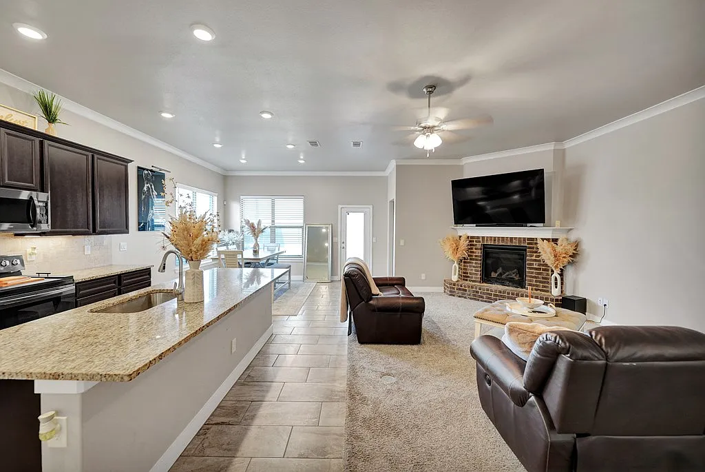 4 bed, 2.0 bath, 2095 sqft, $2,700 — Photo 4