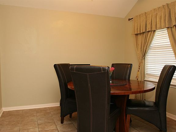 5th image of 212 Yosemite Dr