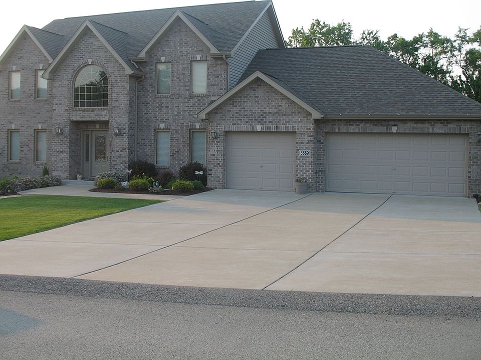 Beautiful Two-story w/3 Car Garage