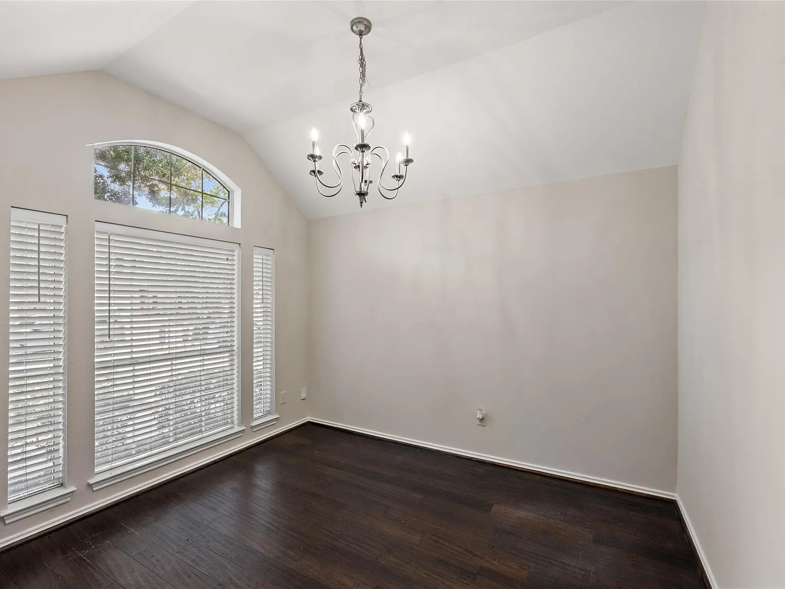 3 bed, 2.0 bath, 1733 sqft, $2,100 — Photo 3