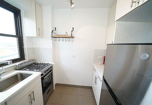 3rd image of 1700 York Ave APT 8D
