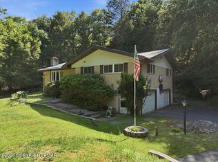8188 Oak Ridge Ln, Cresco, PA 18326