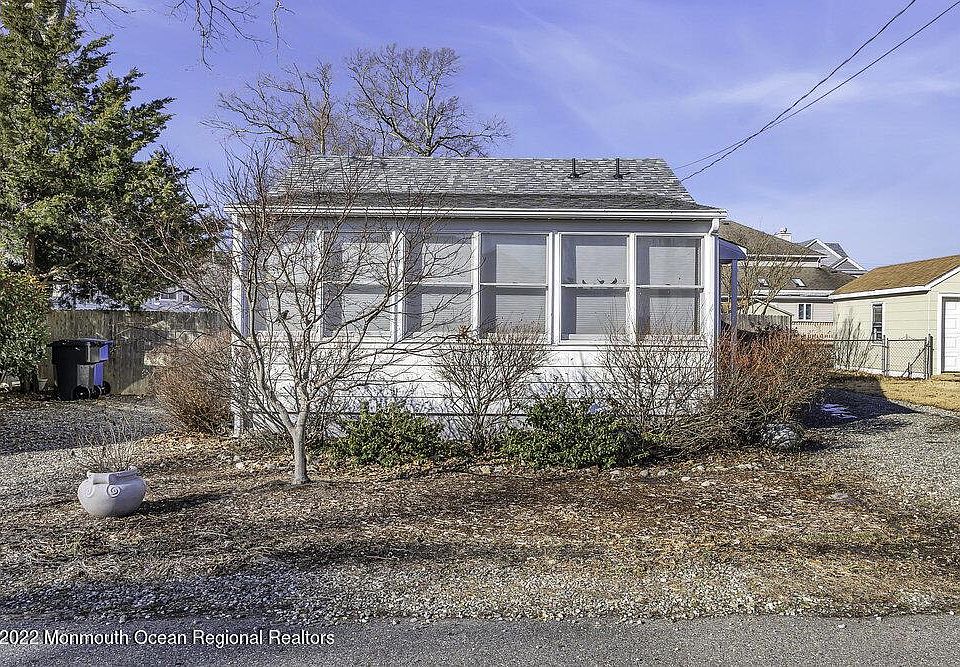 1st image of 18 Holly Hill Dr
