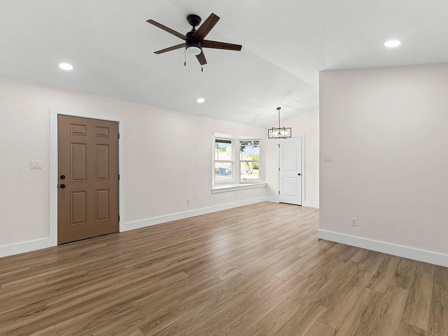 3 bed, 2.0 bath, 1100 sqft, $1,950 — Photo 4