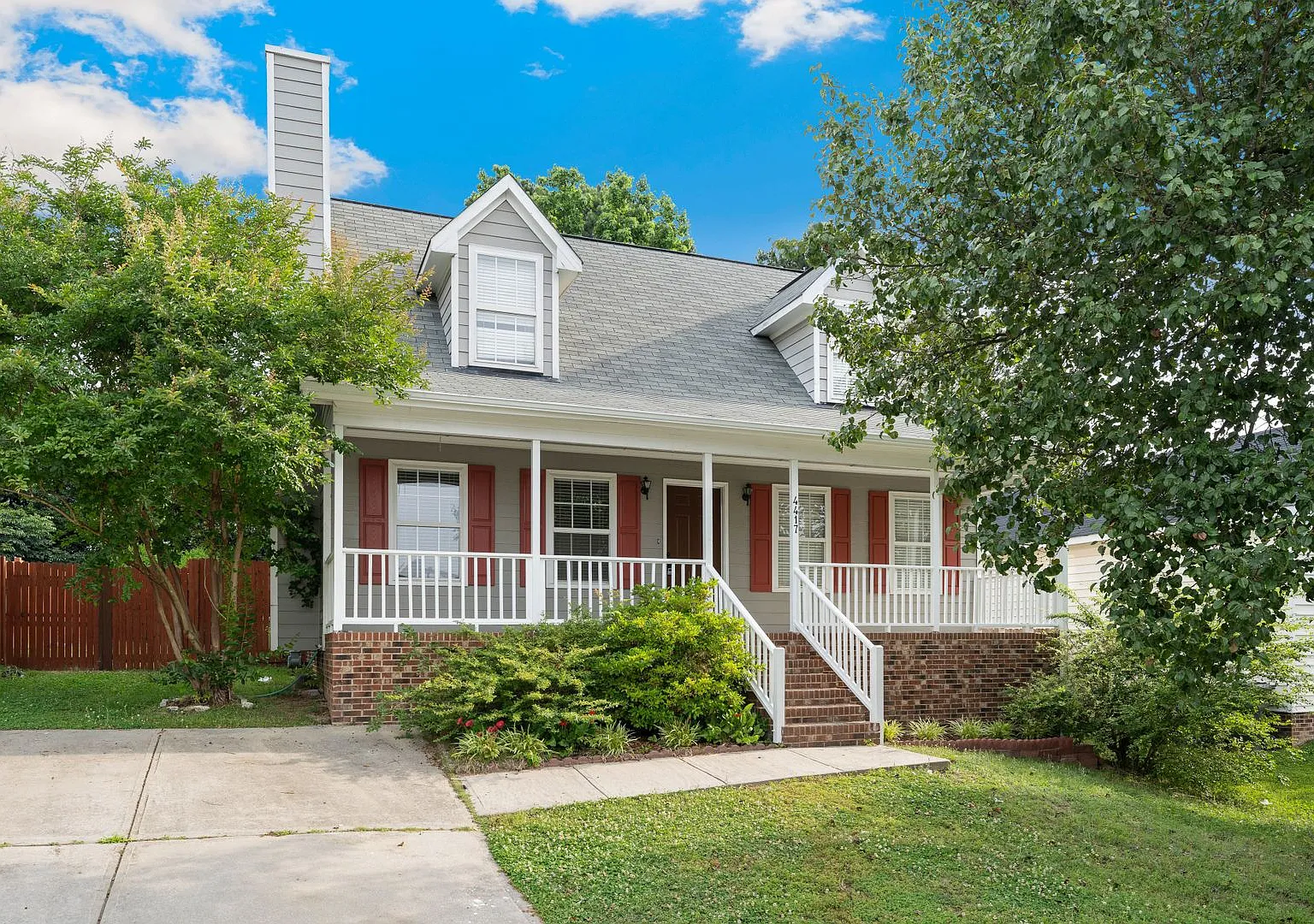 Charming Cape Cod in ideal location! — Photo 1