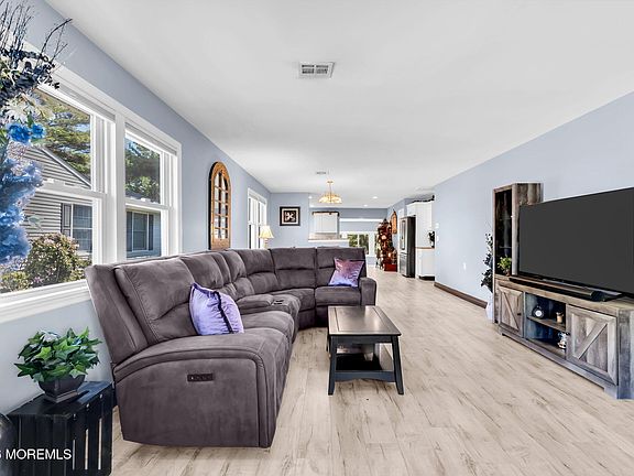 5th image of 75 Barbados Drive S