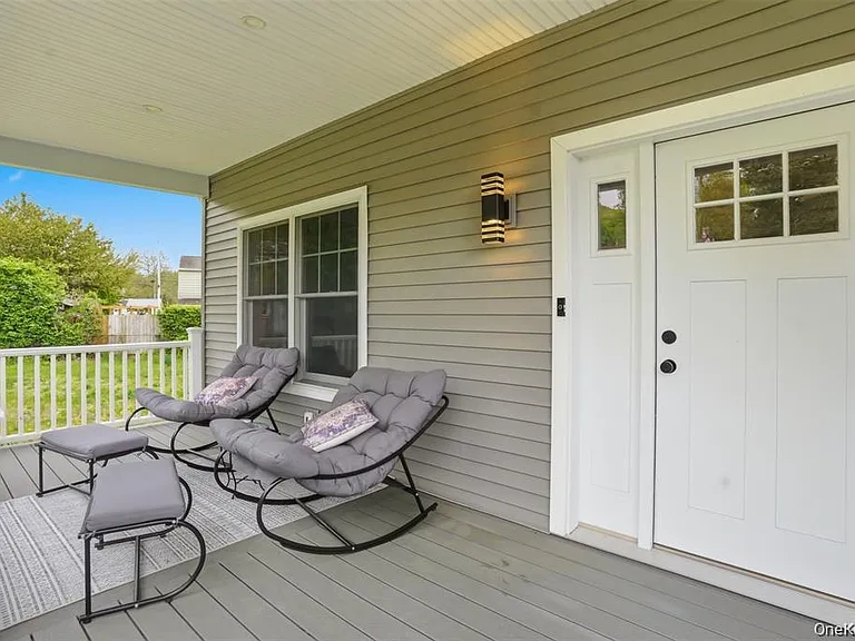 33 Howland Ave — Photo 3