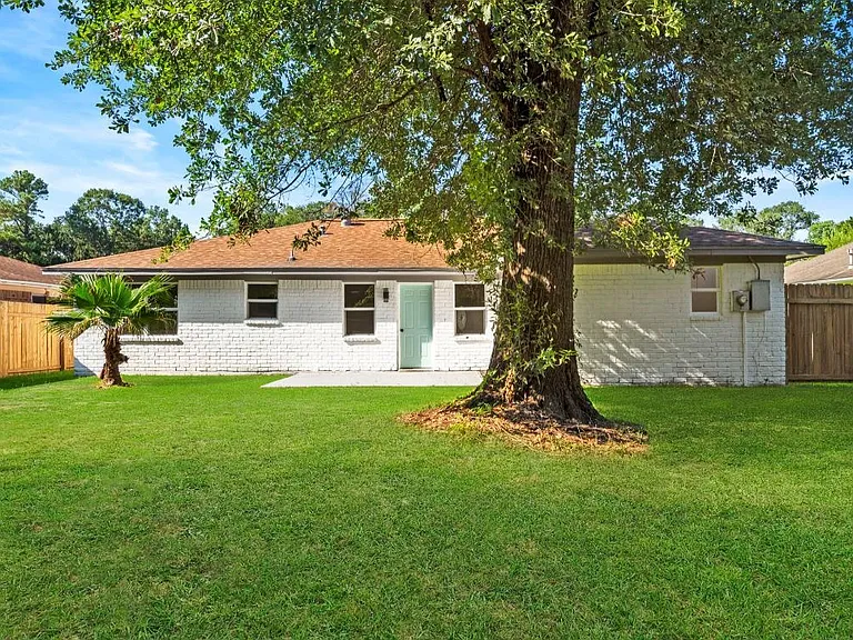 9930 Valley Lake Dr — Photo 3