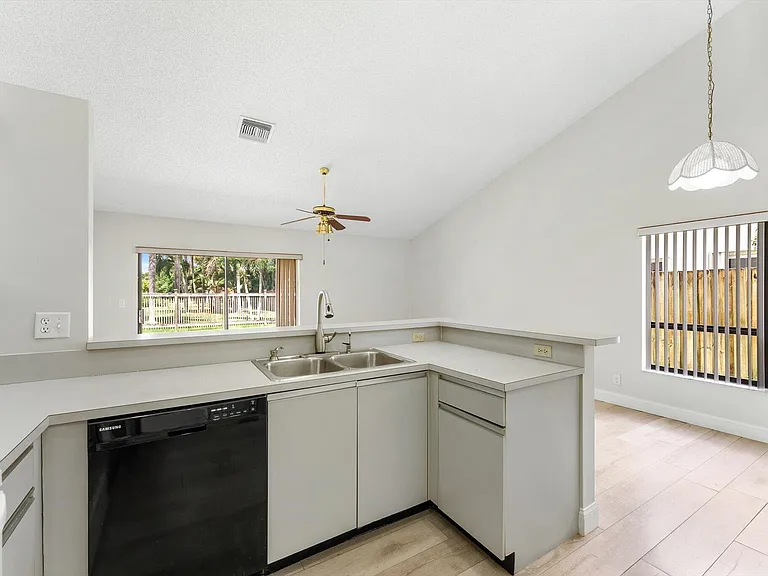 5809 Sun Pointe Cir — Photo 12