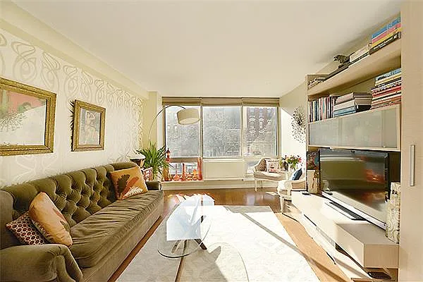 Sold by R New York | media 9