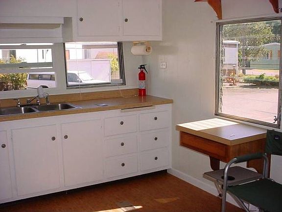 Kitchen w/built-in desk