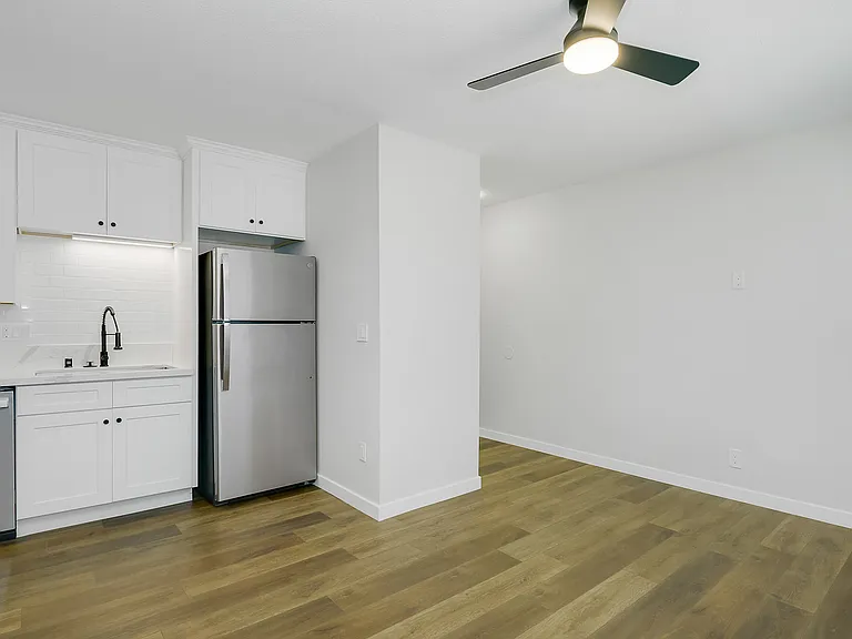 4218 46th St #4 — Photo 3