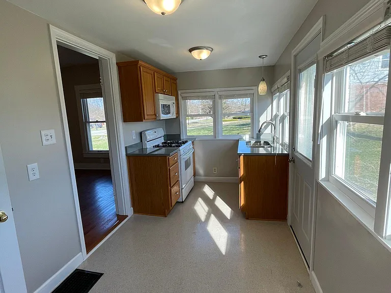 2421 E Thompson Rd — Photo 4