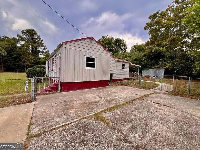 3 bed, 1.0 bath, 1116 sqft, $1,300 — Photo 2