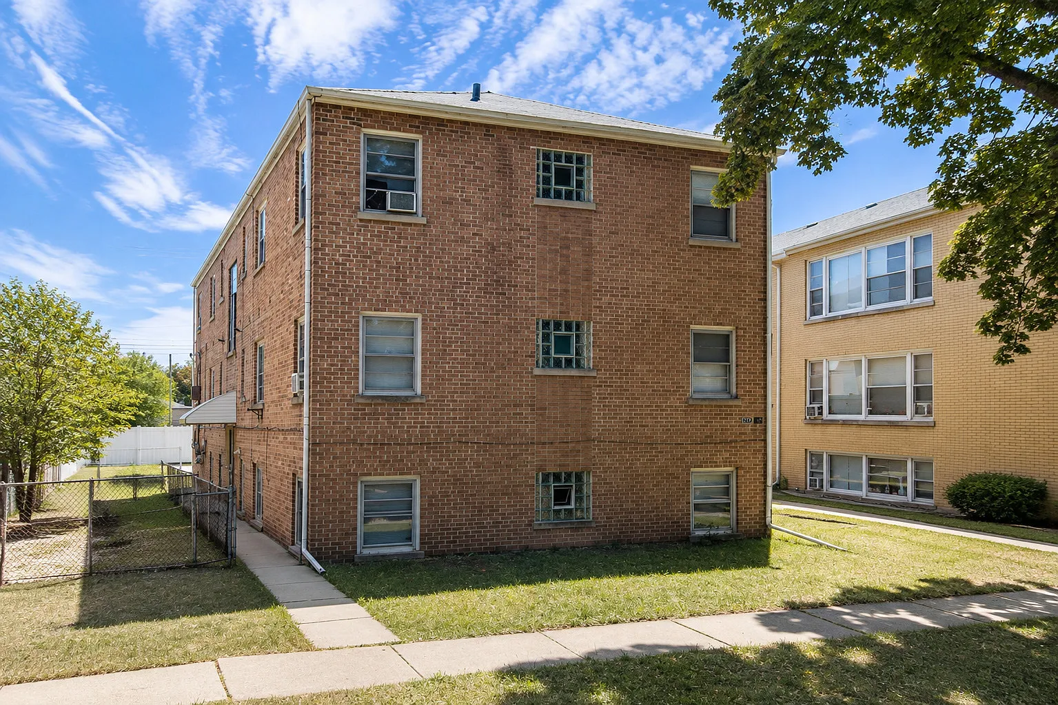 2 bed, 1.0 bath, 900 sqft, $2,000 — Photo 1