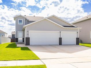 975 58th Ave S, Grand Forks, ND 58201