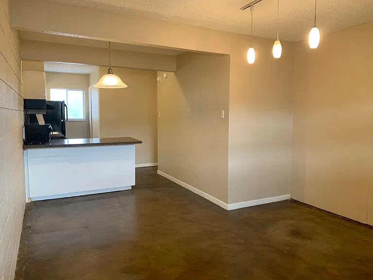 Elmwood Pl. Apts. — Photo 7