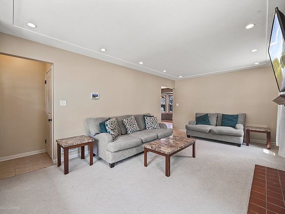 3rd image of 15933 Parkside Ave