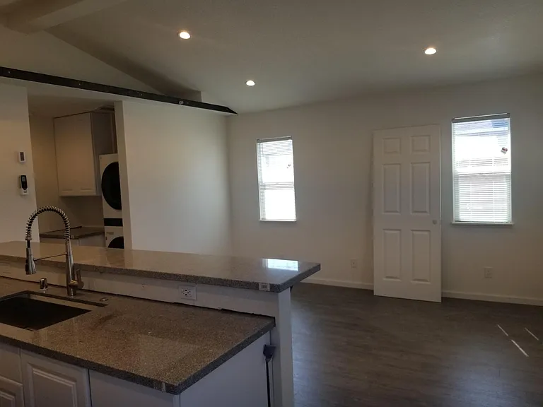 406 S Laurel St — Photo 9