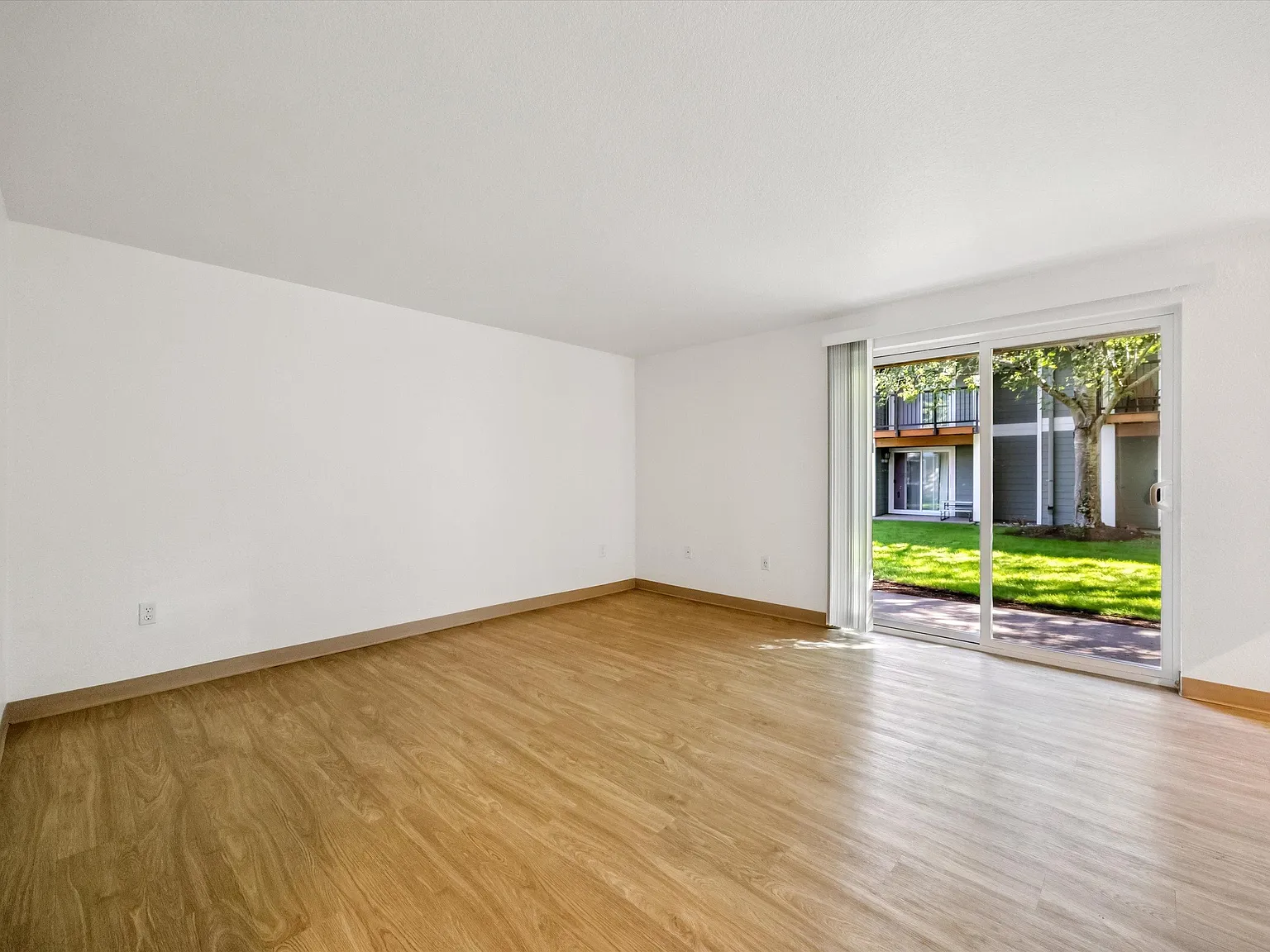 Crestbrook Apartments — Photo 2