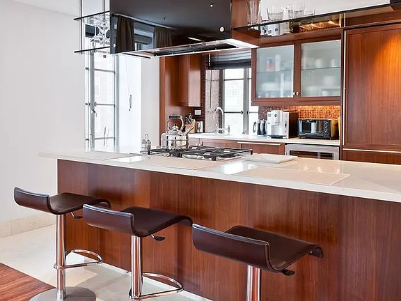 5th image of 140 E 63rd St APT 8A