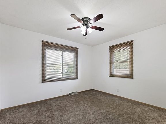 3rd image of 802 NW Chapel Dr
