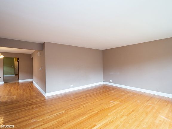 3rd image of 6234 N Richmond St